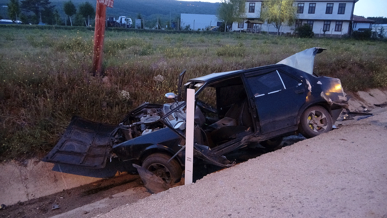 Tofaş virajı alamadı, refüje çarpıp sürüklendi: 2 yaralı