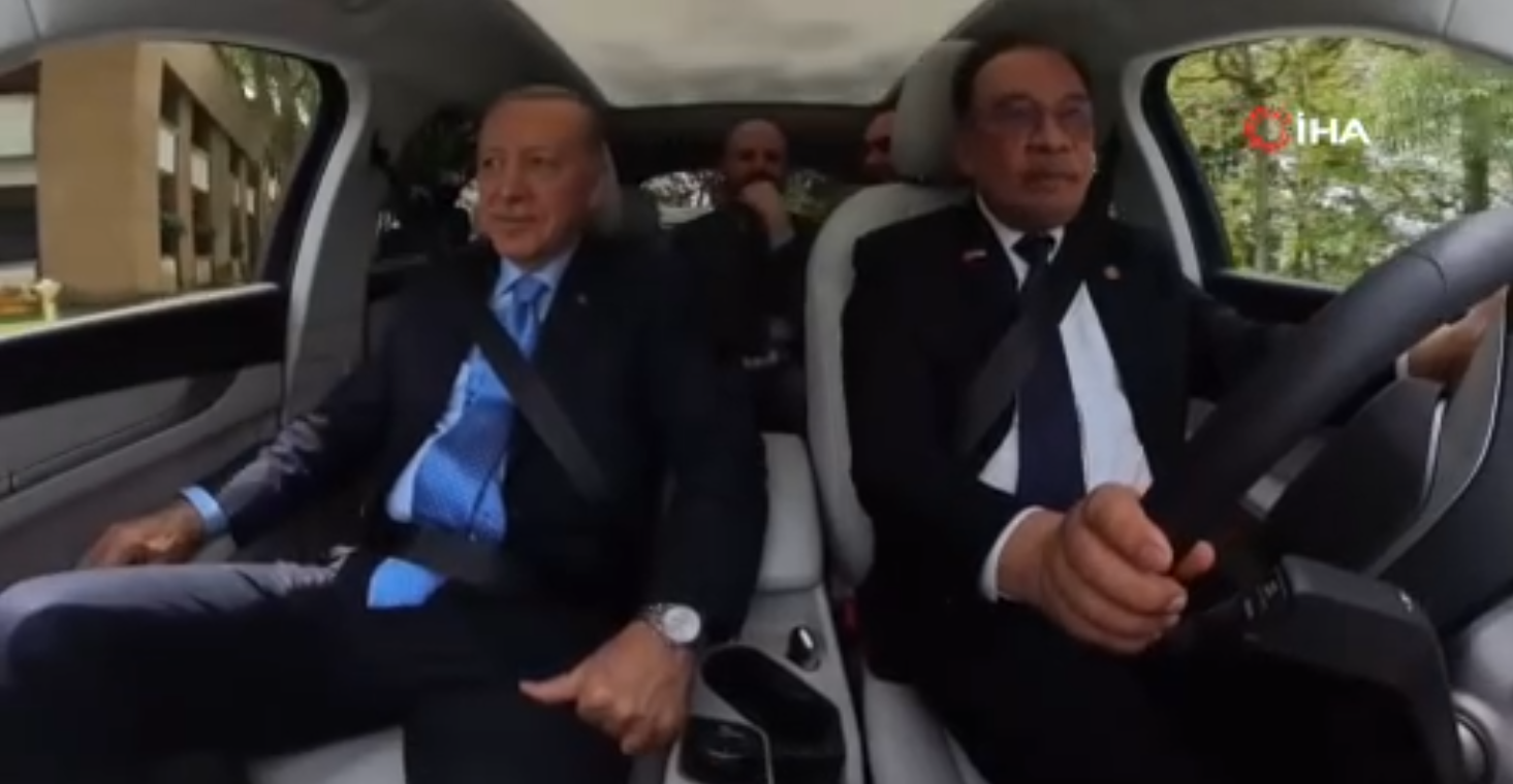 TOGG içerisinde gülümseten diyaloglar Erdoğan sordu Malezya başbakanı cevapladı