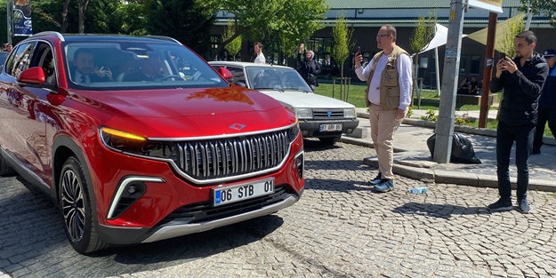 TOGG'u görmek için sıraya girdiler!