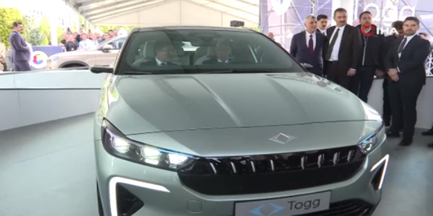 TOGG'un Sedan modeli ilk defa sergilendi! Cumhurbaşkanı Erdoğan aracı inceledi