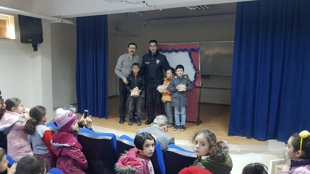 Tokat Polisinden çocuklara Karagöz hediyesi 
