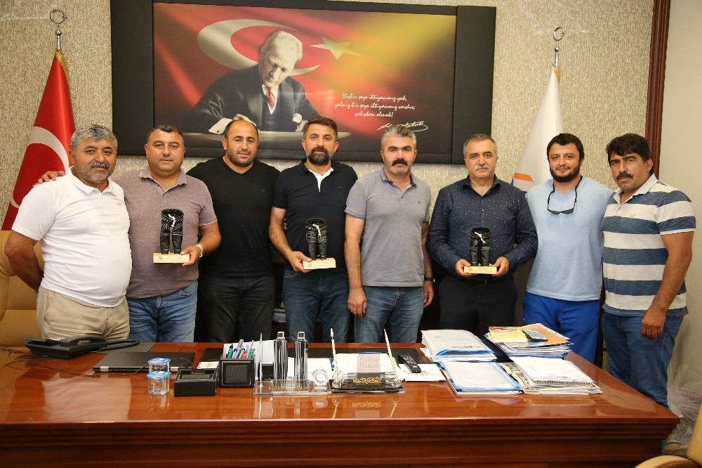 Tokat TSO Yönetimine güreşçilerden anlamlı plaket 