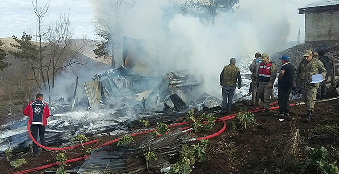 Tokat'ın Niksar ilçesinde 2 çocuk yangında öldü