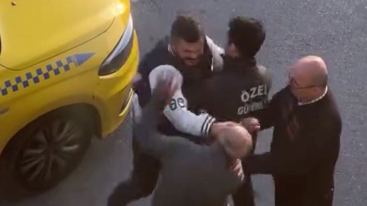 Tokatlar havada uçuştu! Başakşehir'de taksici kavgası kamerada