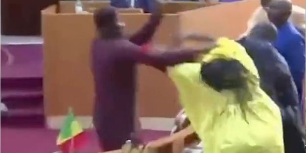 Tokatlar sandalyeler havada uçuştu! Afrika ülkesi karıştı