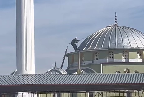 Tokat'ta 70 yaşındaki dede, cami kubbesine tırmandı! Sebebini duyan 'yok artık' dedi! Sen ne yaptın böyle Yücel dede