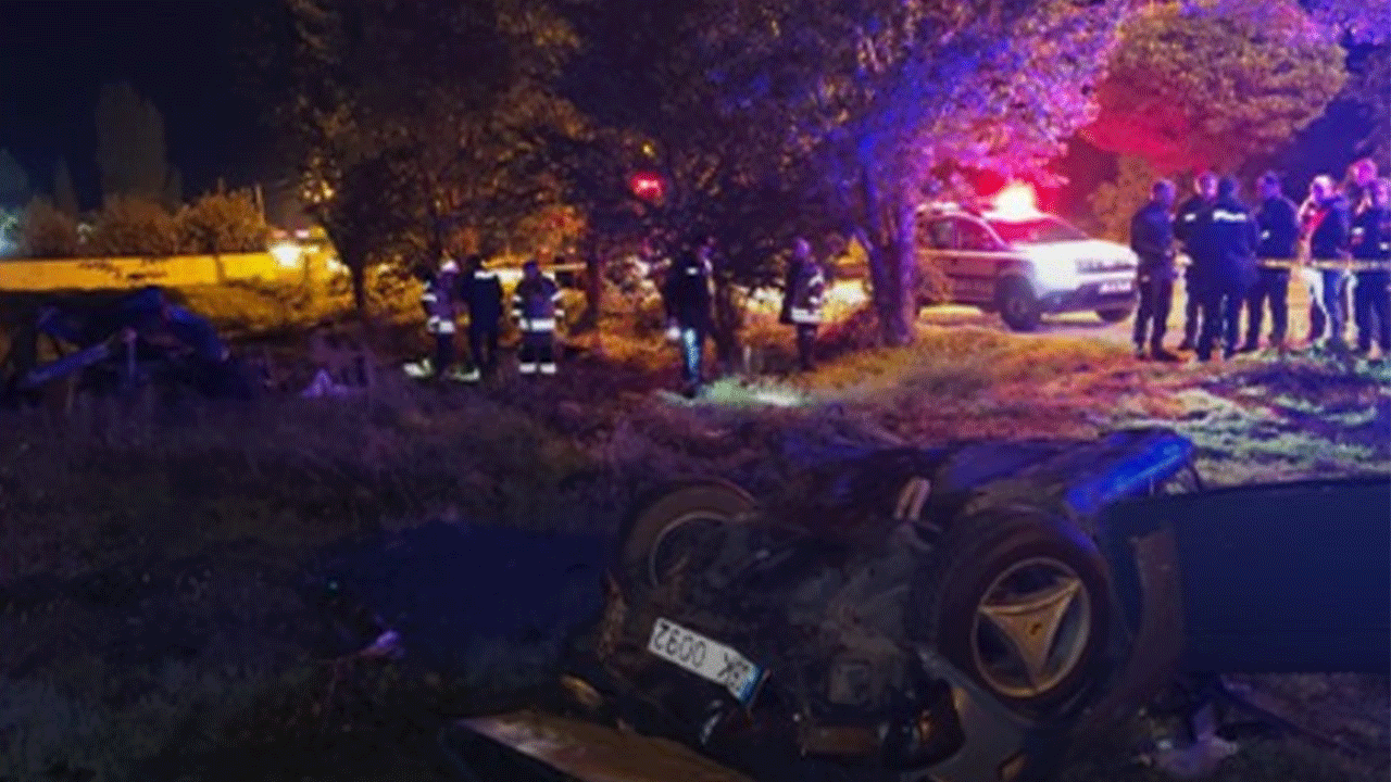 Tokat'ta ağaca çarpan Tofaş ortadan ikiye ayrıldı! 2 kişi hayatını kaybetti!