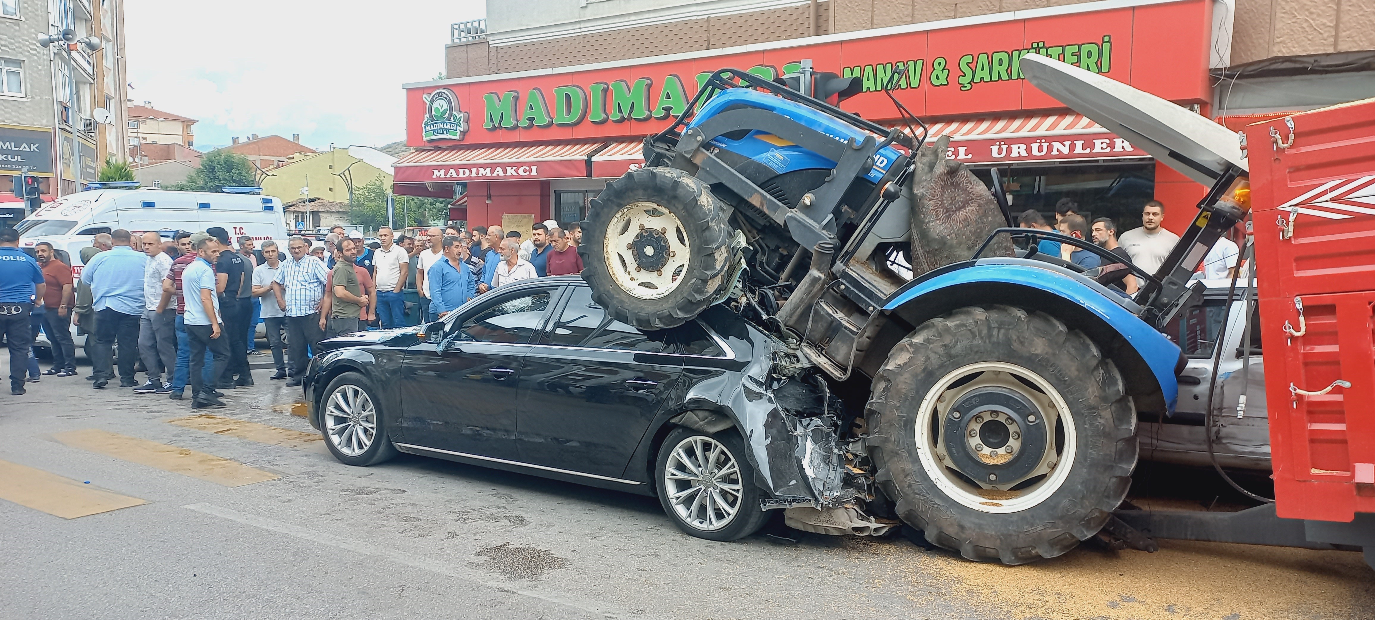 Tokat’ta akılalmaz kaza! Freni boşalan traktör yolu birbirine kattı
