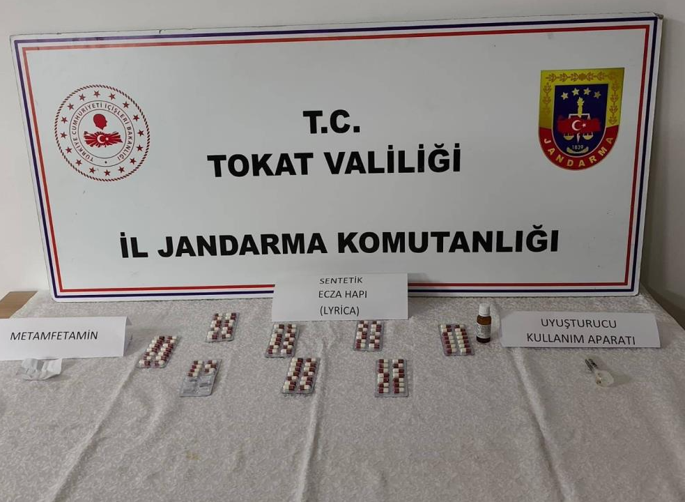  Tokat'ta araçta sentetik hap ve uyuşturucu madde bulunan şüpheli, adli kontrolle serbest kaldı