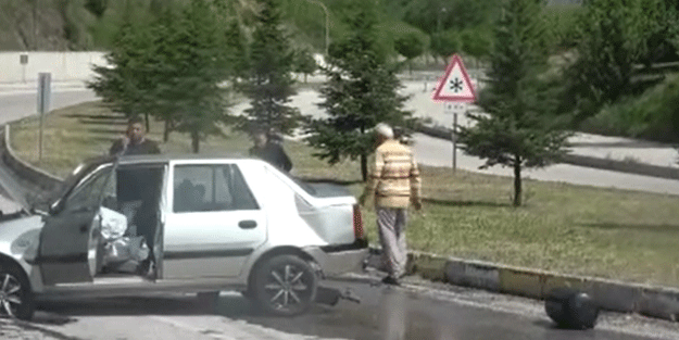 Tokat'ta bariyerlere çarpan aracın LPG tankı yola fırladı