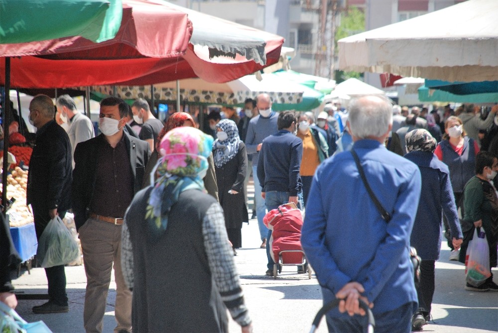 Tokat’ta Çarşamba pazarında yoğunluk 