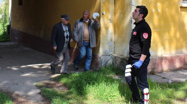 Tokat'ta çatıda mahsur kalan köpeği itfaiye kurtardı