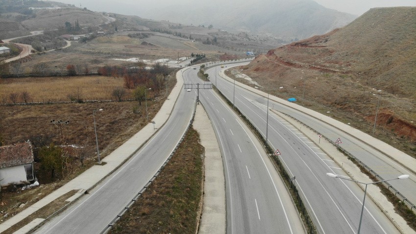 Tokat'ta çevre yolunun yanındaki levhayı gören sürücüler şaşıp kaldı! Yolun yarısına gelince… Meğer…