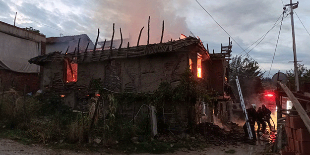 Tokat'ta çıkan yangında iki katlı ahşap ev kullanılamaz hale geldi