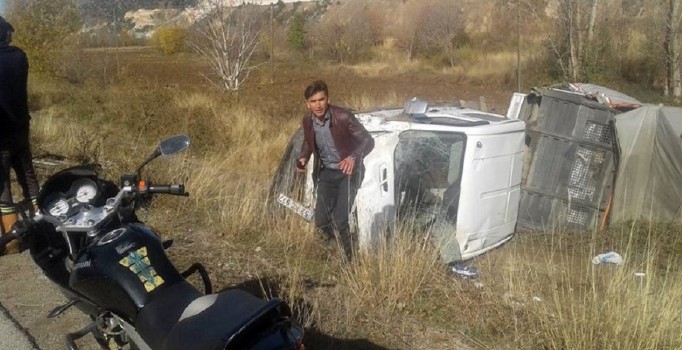 Tokat'ta direksiyon başında uyuyunca kamyoneti takla attı