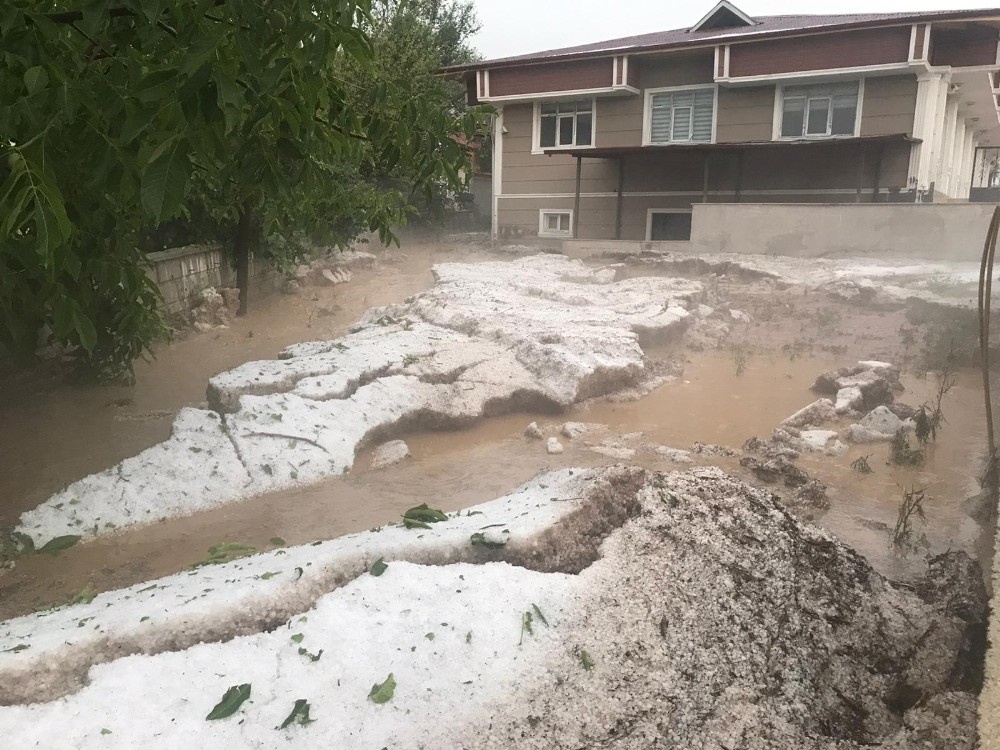 Tokat’ta ekili alanları dolu vurdu 