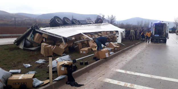 Tokat'ta giysi yüklü TIR devrildi: 1 yaralı