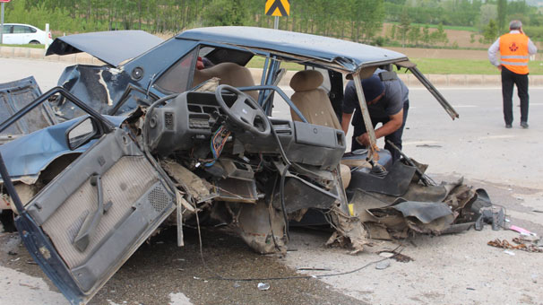 Tokat'ta ikiye bölünen otomobilin sürücüsü ağır yaralandı
