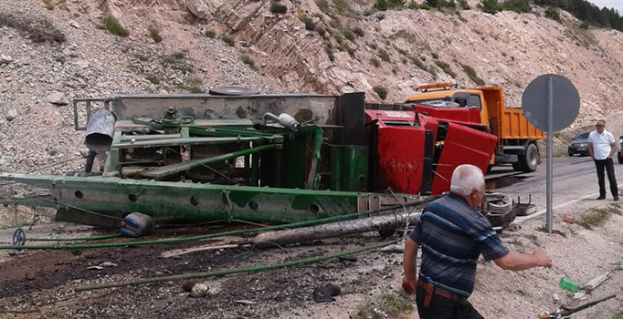Tokat’ta iş makinesi devrildi: 2 kişi yaralı