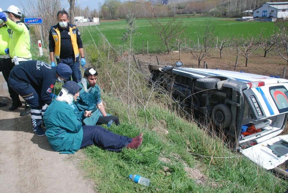 Tokat’ta kalp krizi geçiren hastayı taşıyan ambulans devrildi: 4 yaralı 