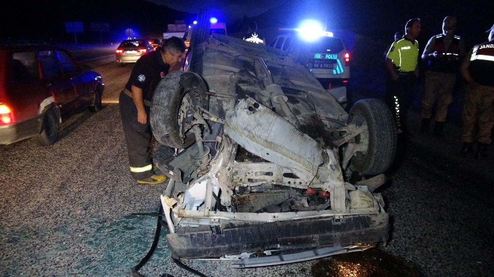 Tokat’ta karşı yöne geçerek çarpışan otomobil ters döndü: 5 yaralı 