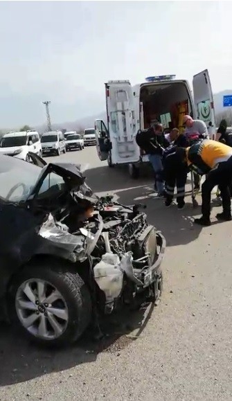 Tokat’ta kavşakta otomobille kamyonet çarpıştı: 3 yaralı 