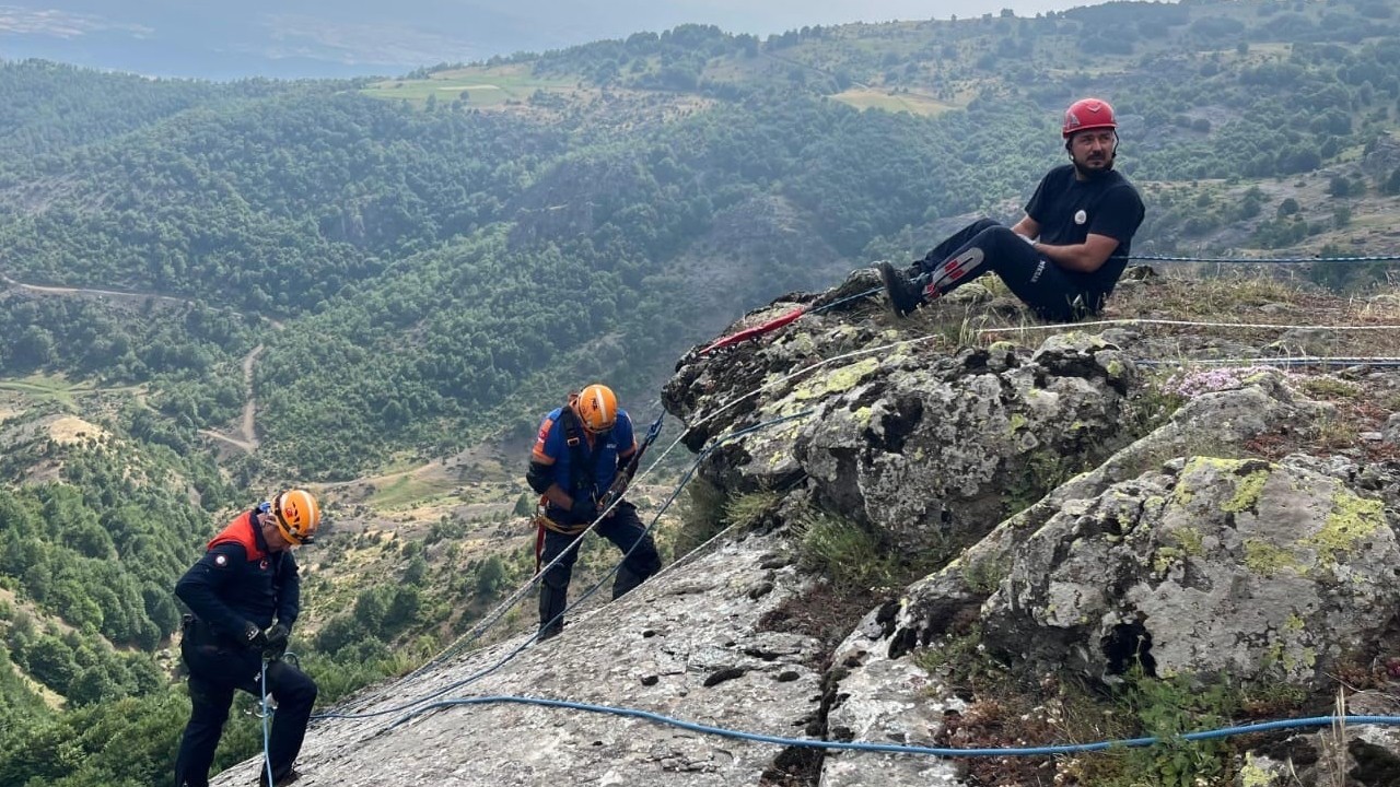 Tokat’ta kayalıklarda mahsur kalan keçiler ortak operasyonla kurtarıldı