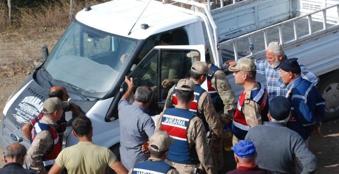 Tokat'ta korku dolu anlar! Benzin dolu bidonla kendisini araca kilitledi