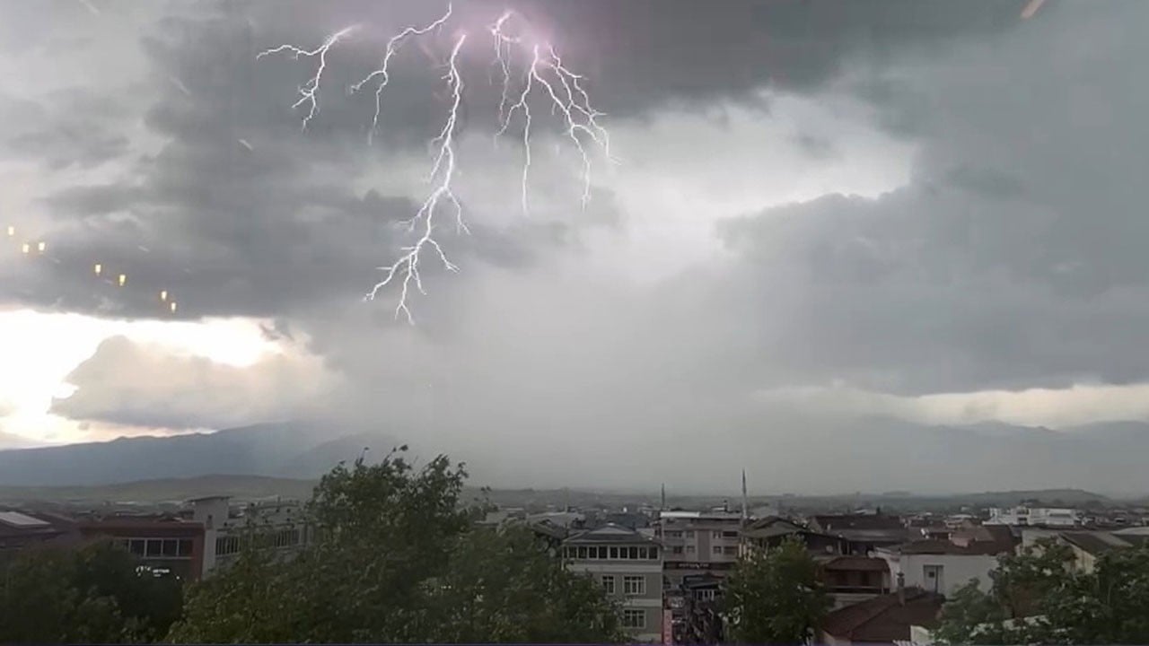 Tokat'ta korku dolu anlar! Bir değil, birkaç noktaya düştü