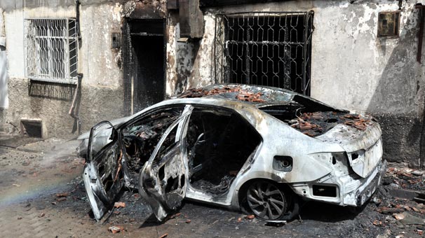 Tokat'ta otomobilde çıkan yangın evlere sıçradı
