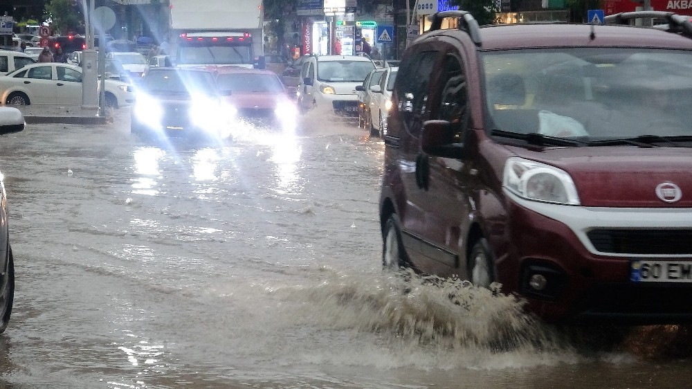 Tokat’ta sağanak hayatı olumsuz etkiledi 