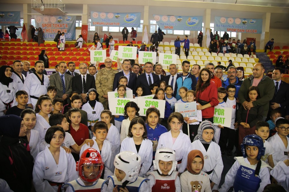 Tokat’ta sporculara 2 milyon liralık malzeme desteği 