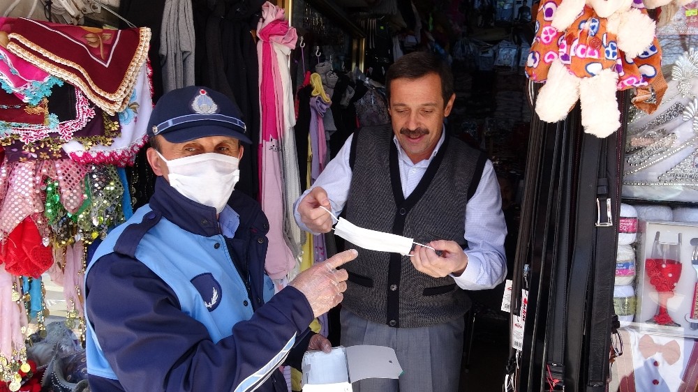 Tokat’ta vatandaşa maske dağıtımı yapıldı 