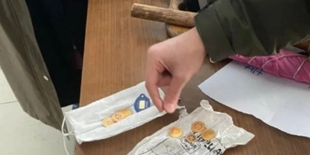 Tokat'ta yardım merkezine getirilen bir yorgandan çok sayıda altın çıktı! Enkazda buldukları dövizi sahibine teslim etti
