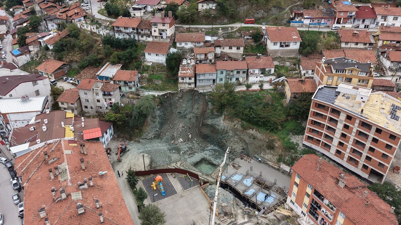 Tokat’ta yol çöktü! Bitişikteki 2 katlı ev tahliye edildi