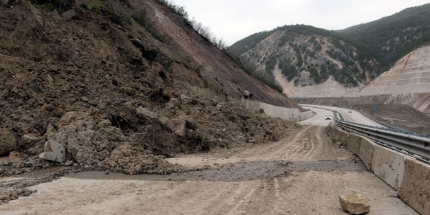 Tokat D-100 karayolunda heyelan