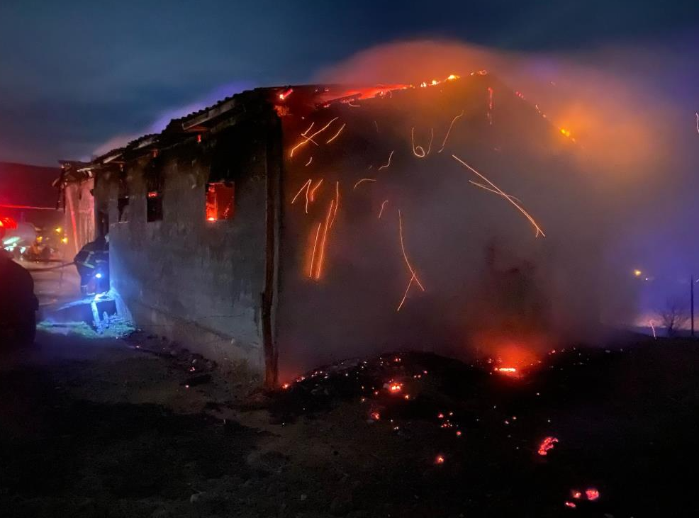 Tokat’taki yangında samanlık ve traktör küle döndü