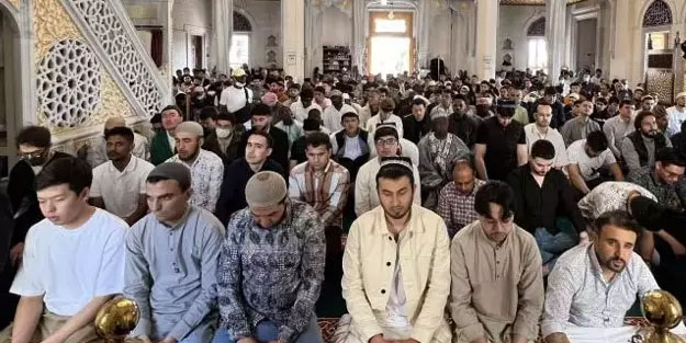 Tokyo Camisi'nde bayram namazı kılındı