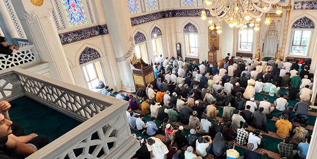 Tokyo Camisi'nde bayram namazı kılındı