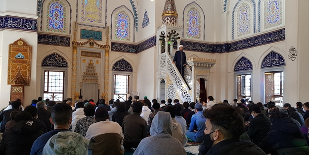 Tokyo Camisi'nde yoğunluk nedeniyle bayram namazı birkaç kez kılındı