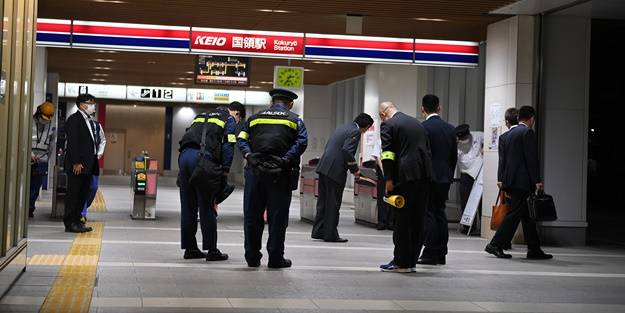 Tokyo'da trende yolculara bıçakla saldırı! Vagonu ateşe verdi