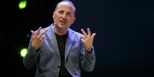 Tolga Çevik'ten deprem yardımı