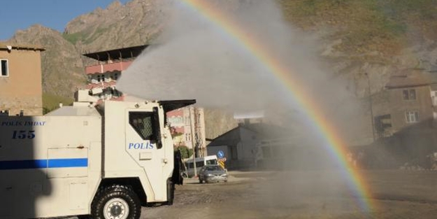 TOMA'lar bu kez Hakkari caddelerini yıkadı