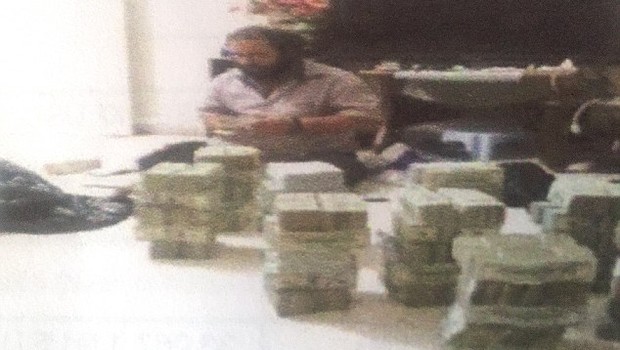 Tomar tomar dolar sayarken yakalandı!