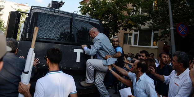 TOMA'ya tırmanan Mahmut Tanal'dan halka 'eve dön' çağrısı