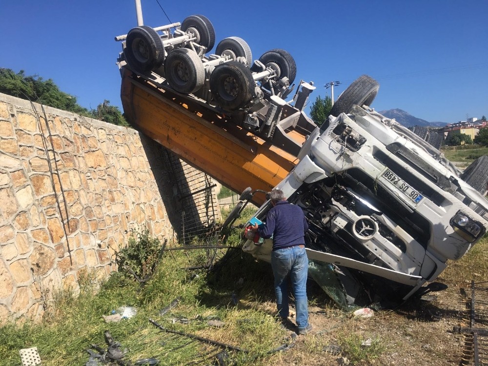 Tonlarca ağırlığındaki hafriyat kamyonu duvarda asılı kaldı 