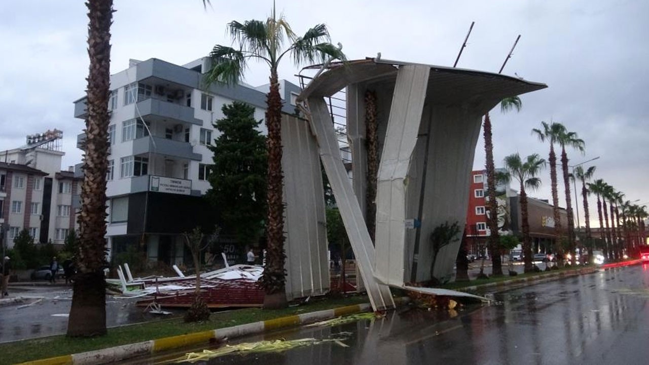 Tonlarca ağırlıktaki çatı fırtınada uçtu! O anlar kamerada