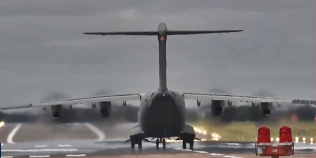 Tonlarca ağırlıktaki uçak böyle yükseldi