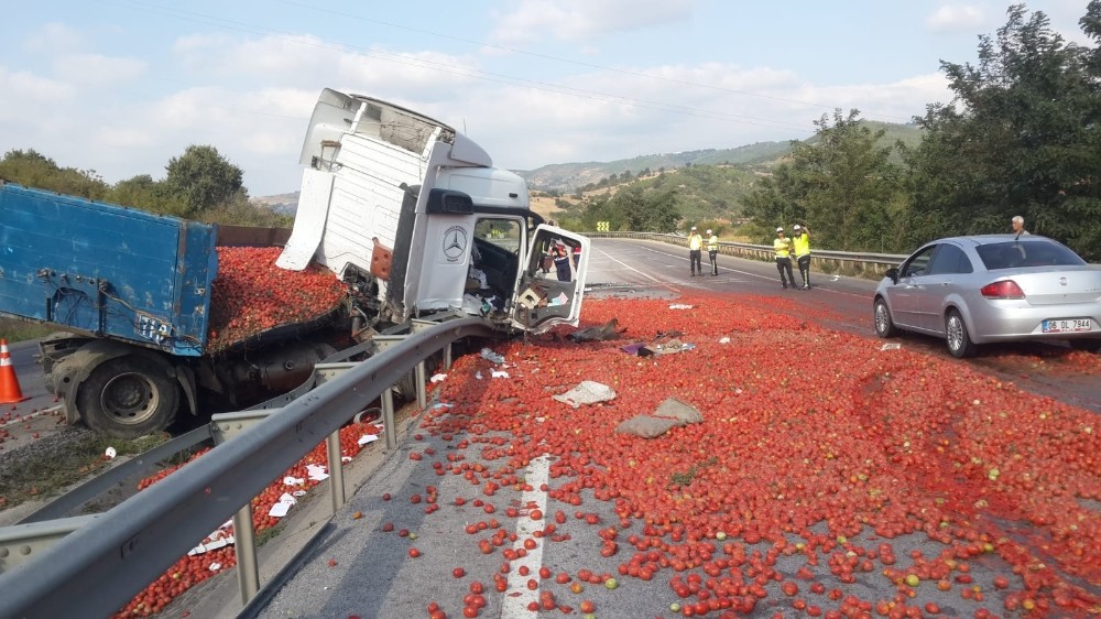 Tonlarca domates yola saçıldı 