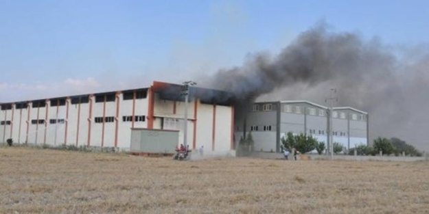 Tonlarca iplik ve kumaş yandı